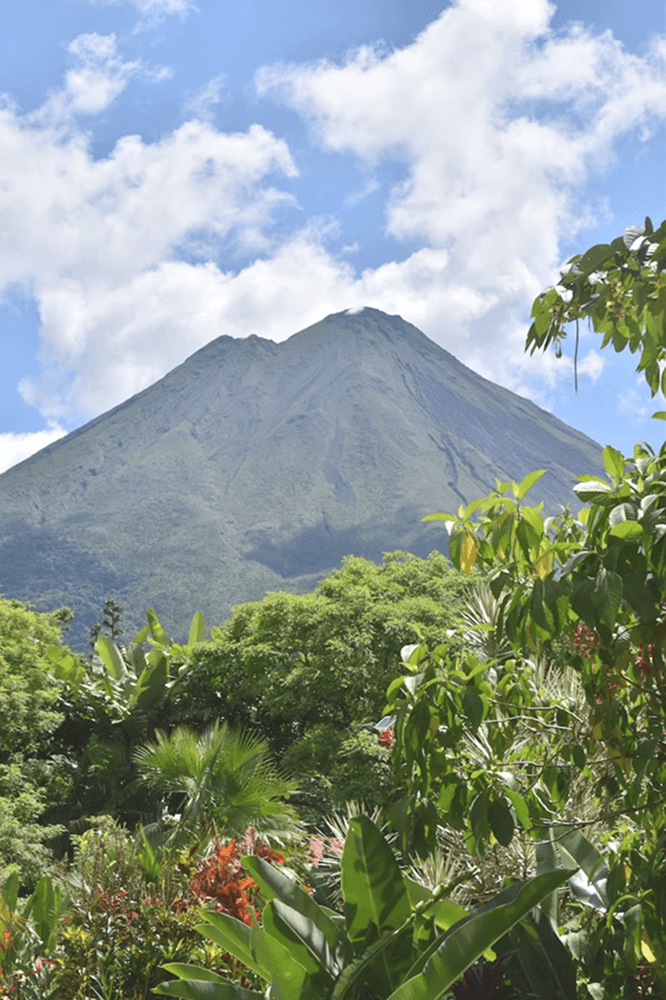 Volcán y vegetación tropical de Costa Rica