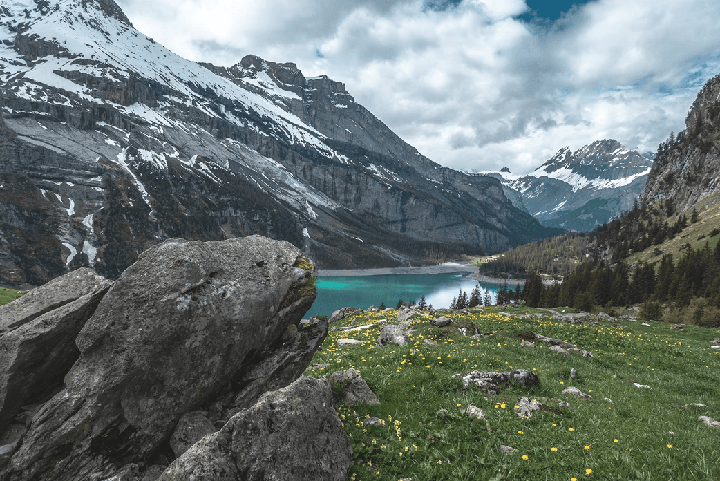 Montañas nevadas y pueblo de Zermatt, Suiza