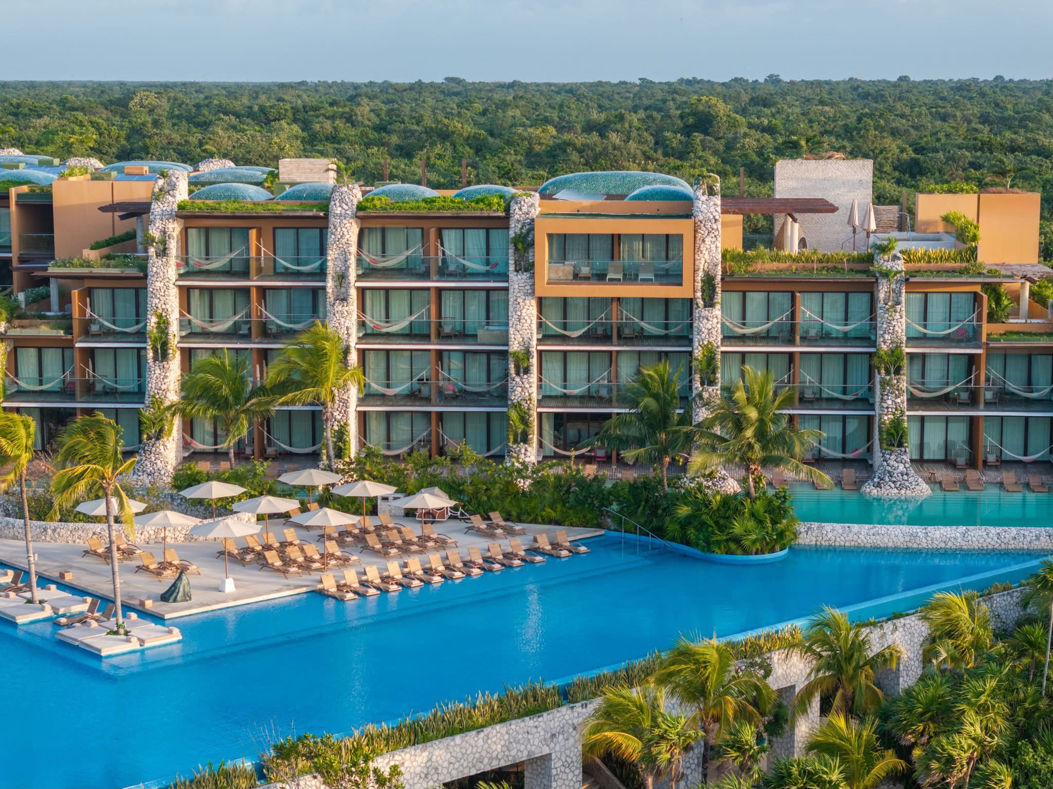 Piscinas y arquitectura de Hotel Xcaret Arte